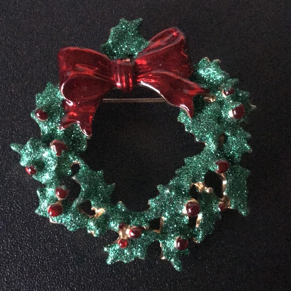 Christmas Holiday Winter Wreath pin- 2” X 2” enamel and glitter Like New - Picture 2 of 7